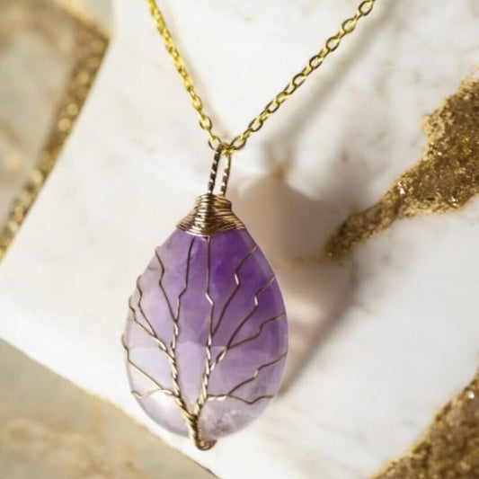 Goldene Halskette mit tropfenförmigen Amethyst