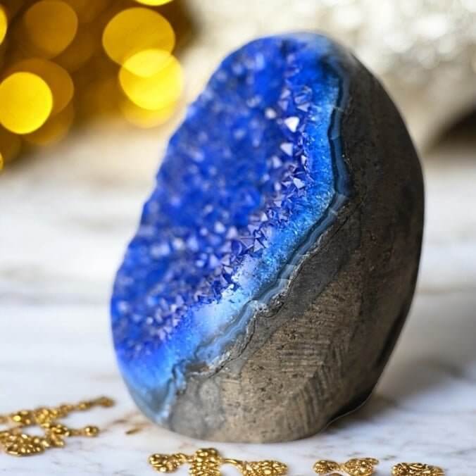 Blaue Amethystdruse – Glitzernde Schönheit als dekoratives Zentrum