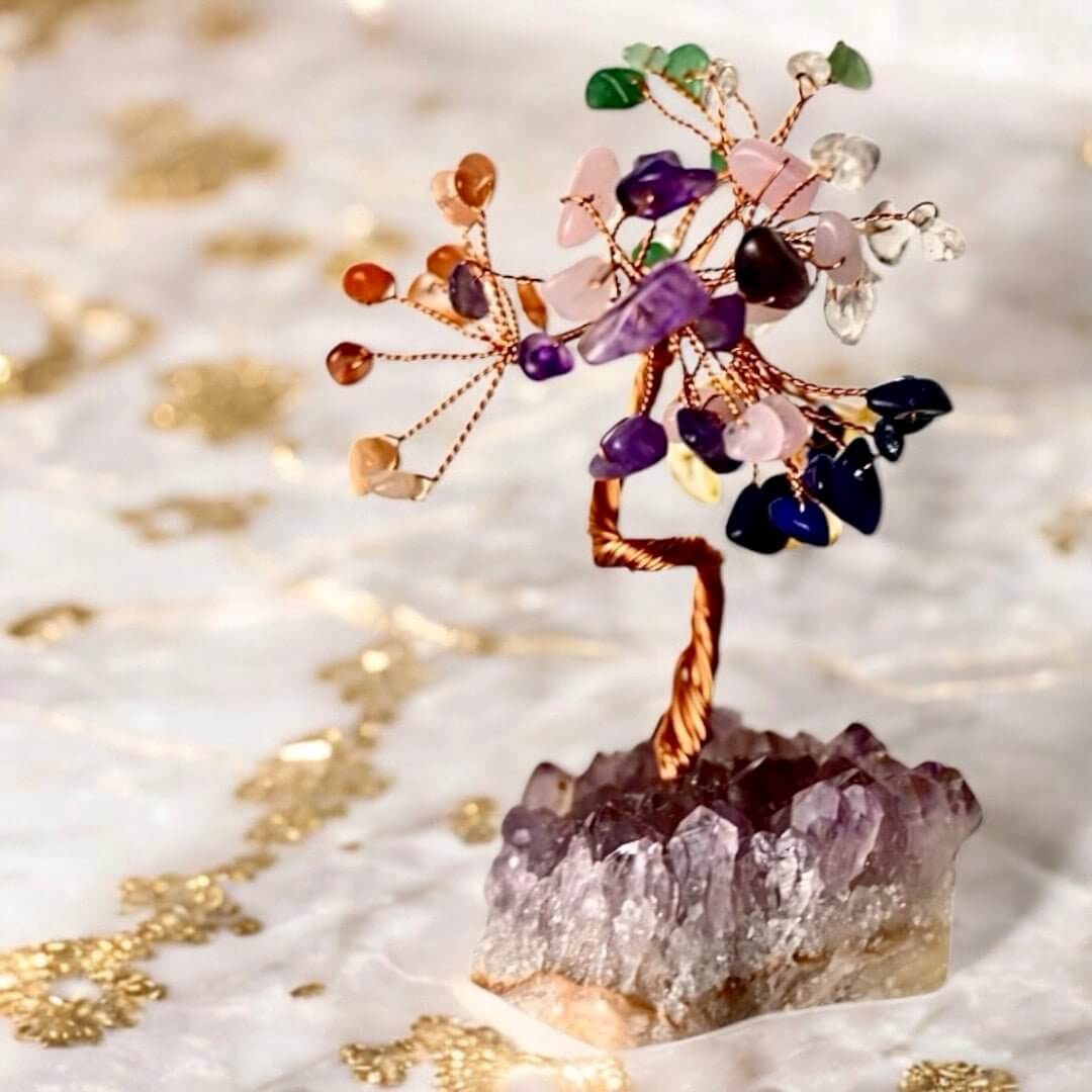 Bunter Baum auf Amethystdruse – Strahlende Dekoration fürs Zuhause
