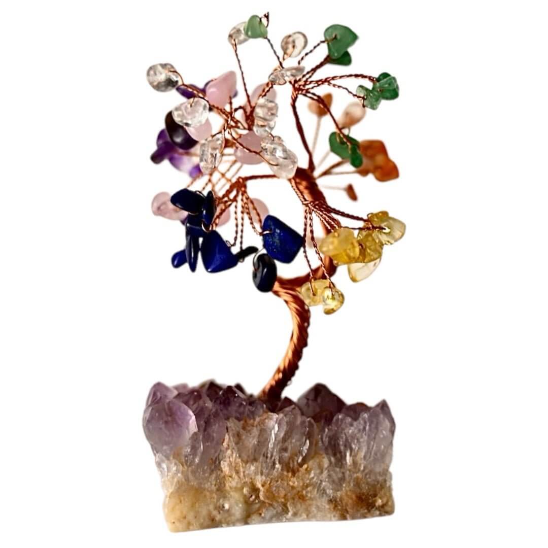 Bunter Baum auf Amethystdruse – Strahlende Dekoration fürs Zuhause