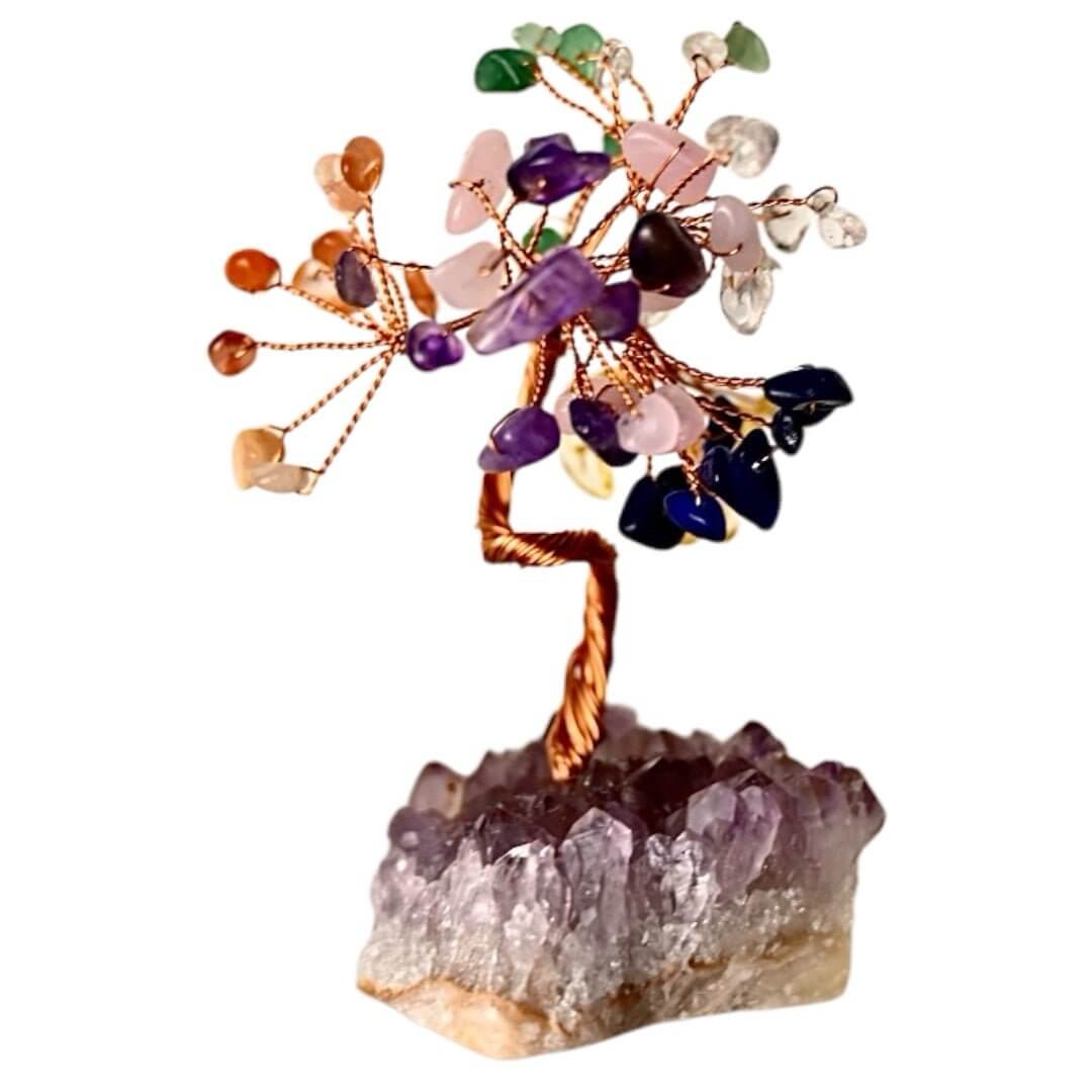Bunter Baum auf Amethystdruse – Strahlende Dekoration fürs Zuhause