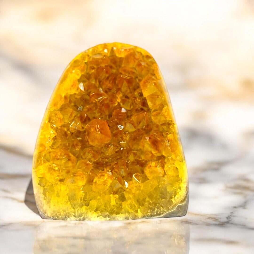 Gelbe Amethystdruse – Glitzernde Kristallspitzen als dekoratives Zentrum