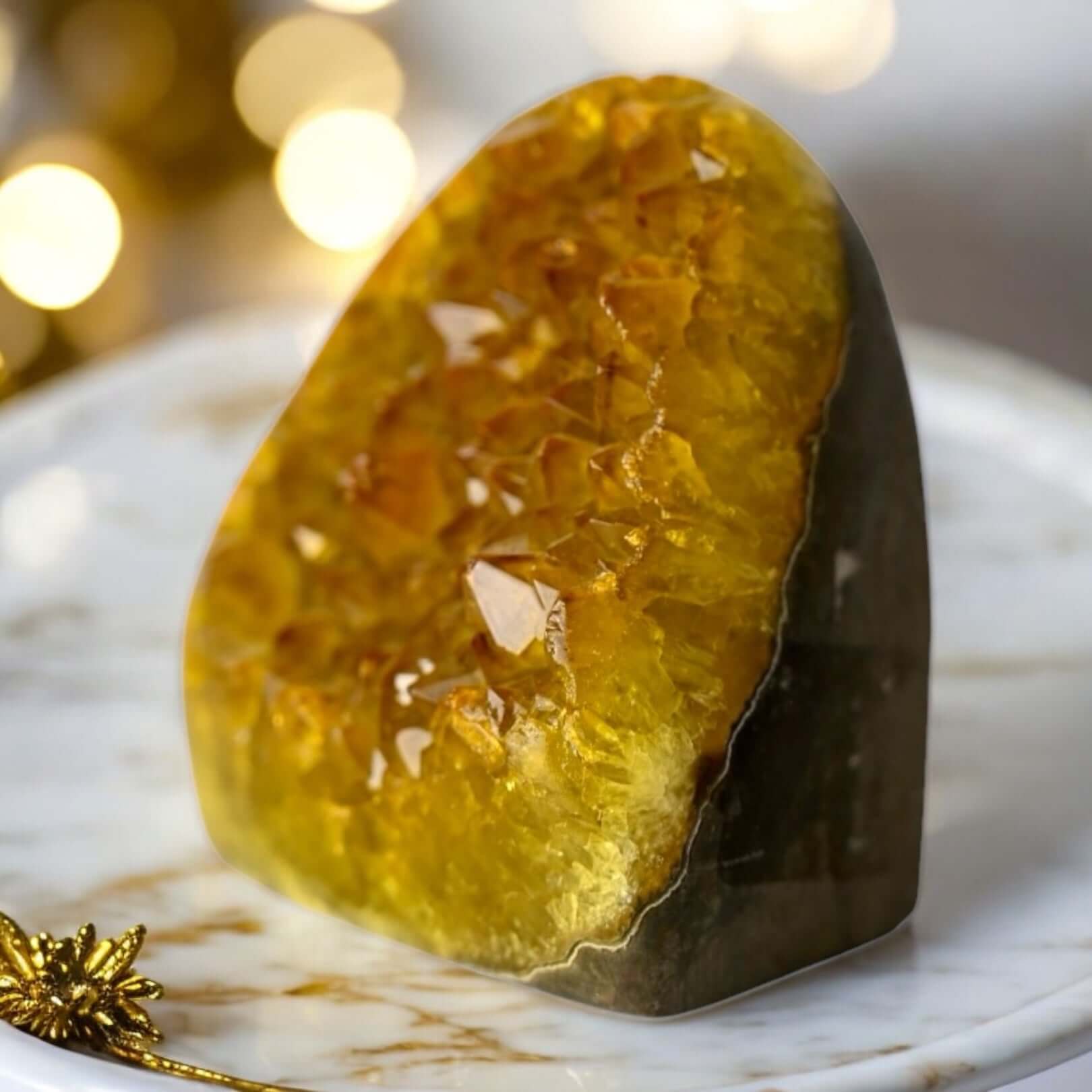 Gelbe Amethystdruse – Glitzernde Kristallspitzen als dekoratives Zentrum