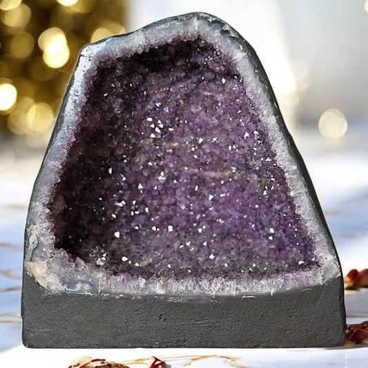 Tiefviollette Amethystdruse - Mystische Kristallhöhle