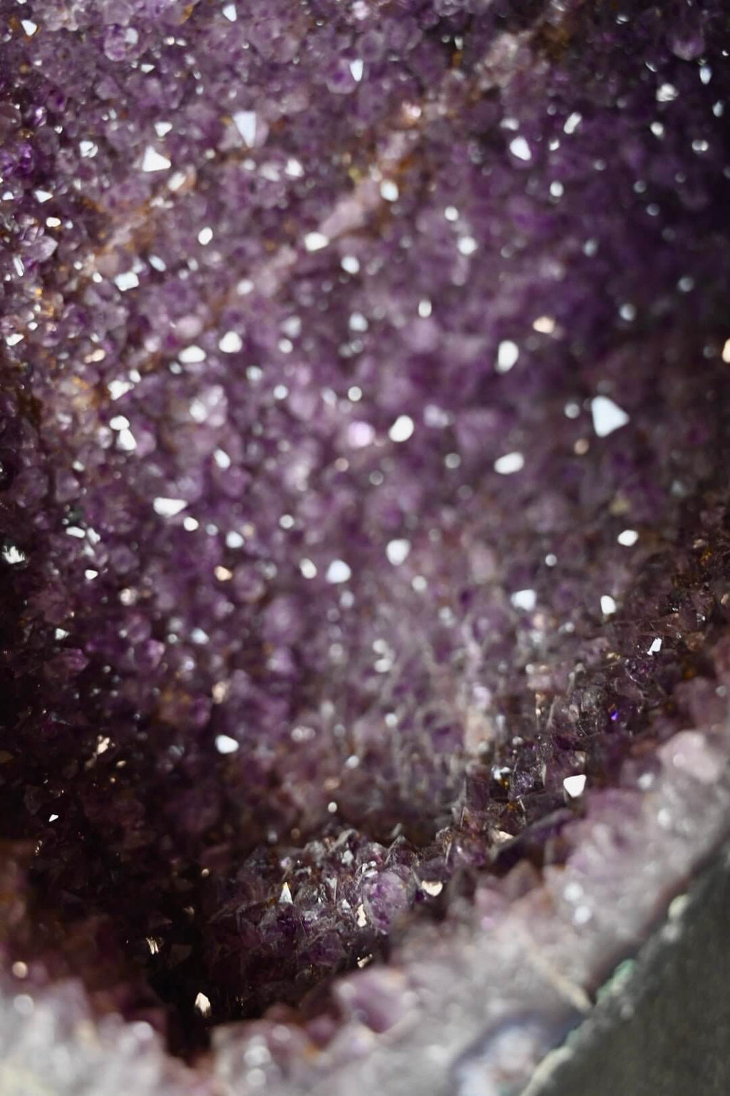 Tiefviollette Amethystdruse - Mystische Kristallhöhle