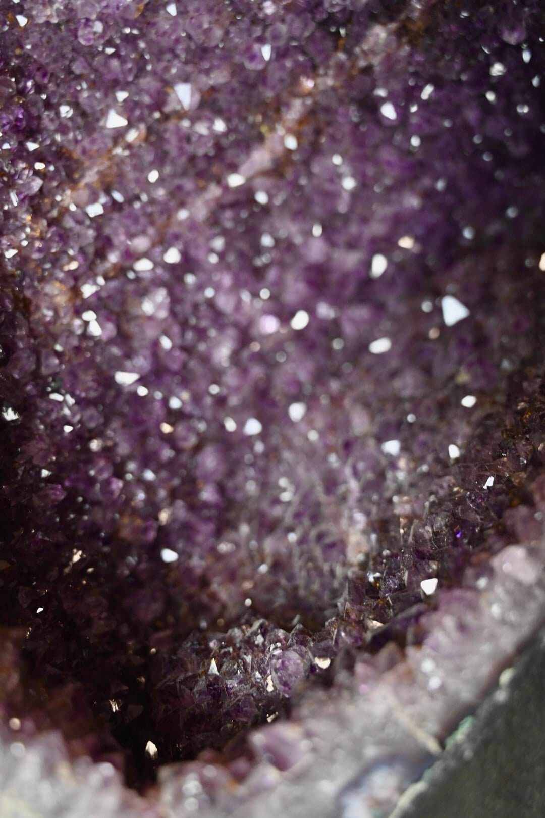 Tiefviollette Amethystdruse - Mystische Kristallhöhle
