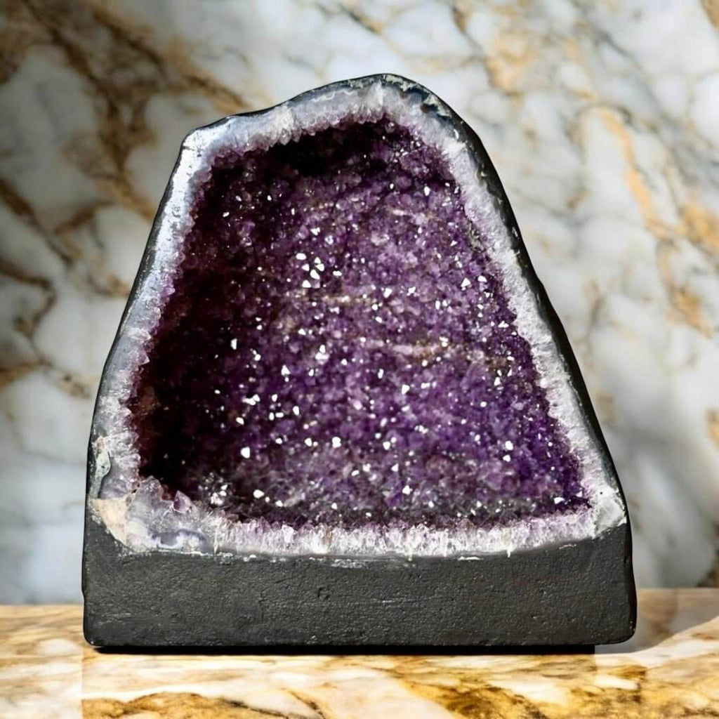 Tiefviollette Amethystdruse - Mystische Kristallhöhle