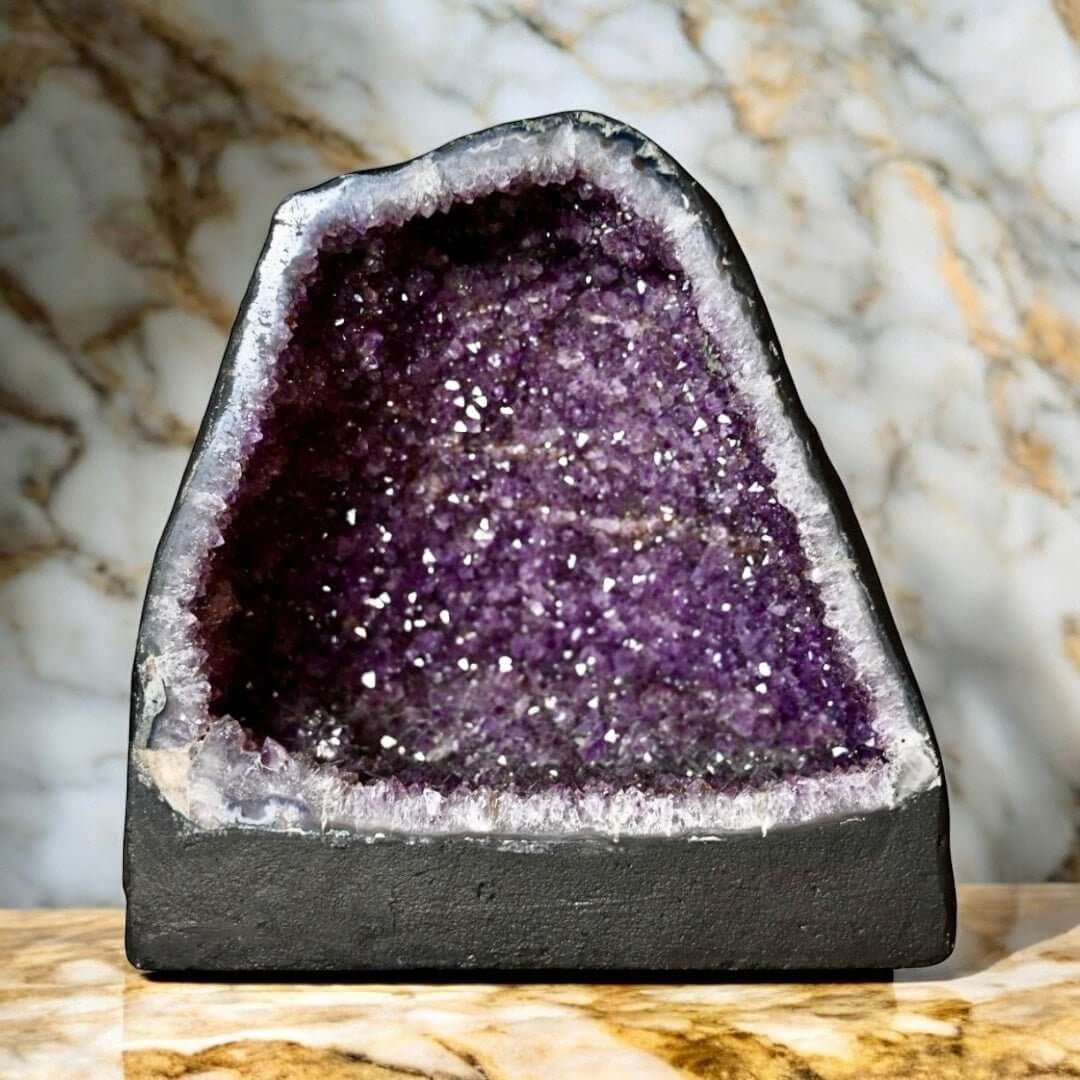 Tiefviollette Amethystdruse - Mystische Kristallhöhle