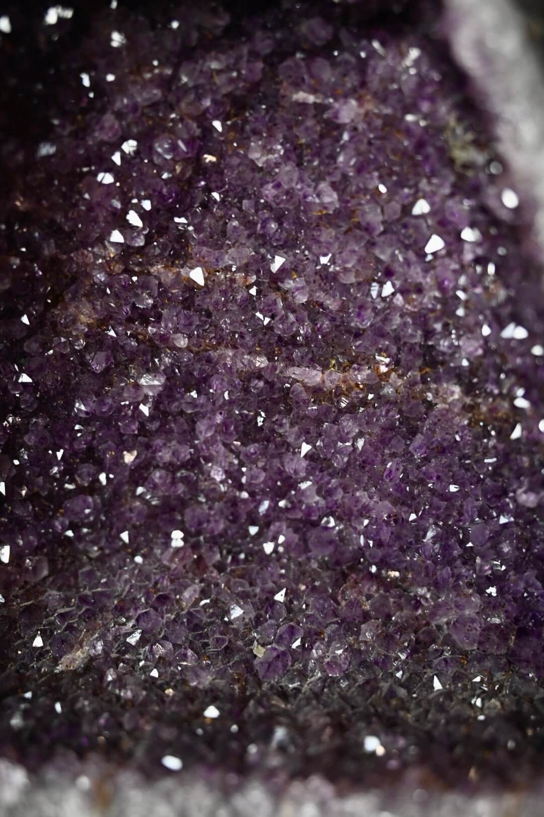 Tiefviollette Amethystdruse - Mystische Kristallhöhle