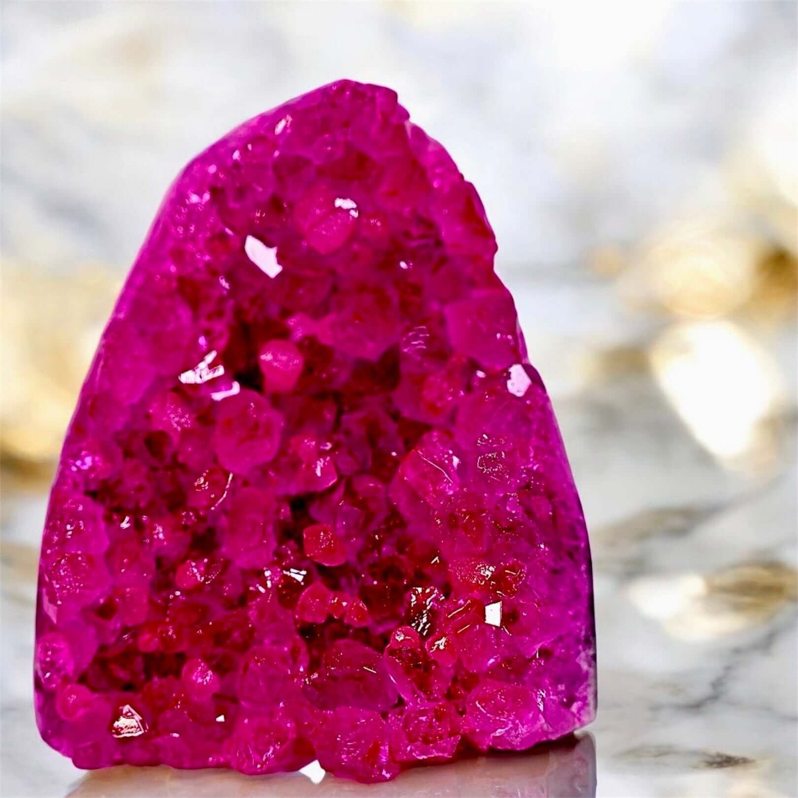 Strahlende pinke Amethystdruse – Kristallschimmer als dekorativer Akzent