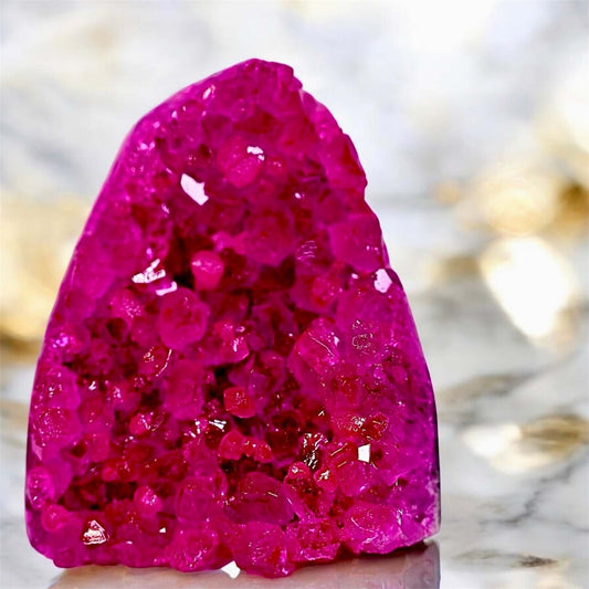 Strahlende pinke Amethystdruse – Kristallschimmer als dekorativer Akzent