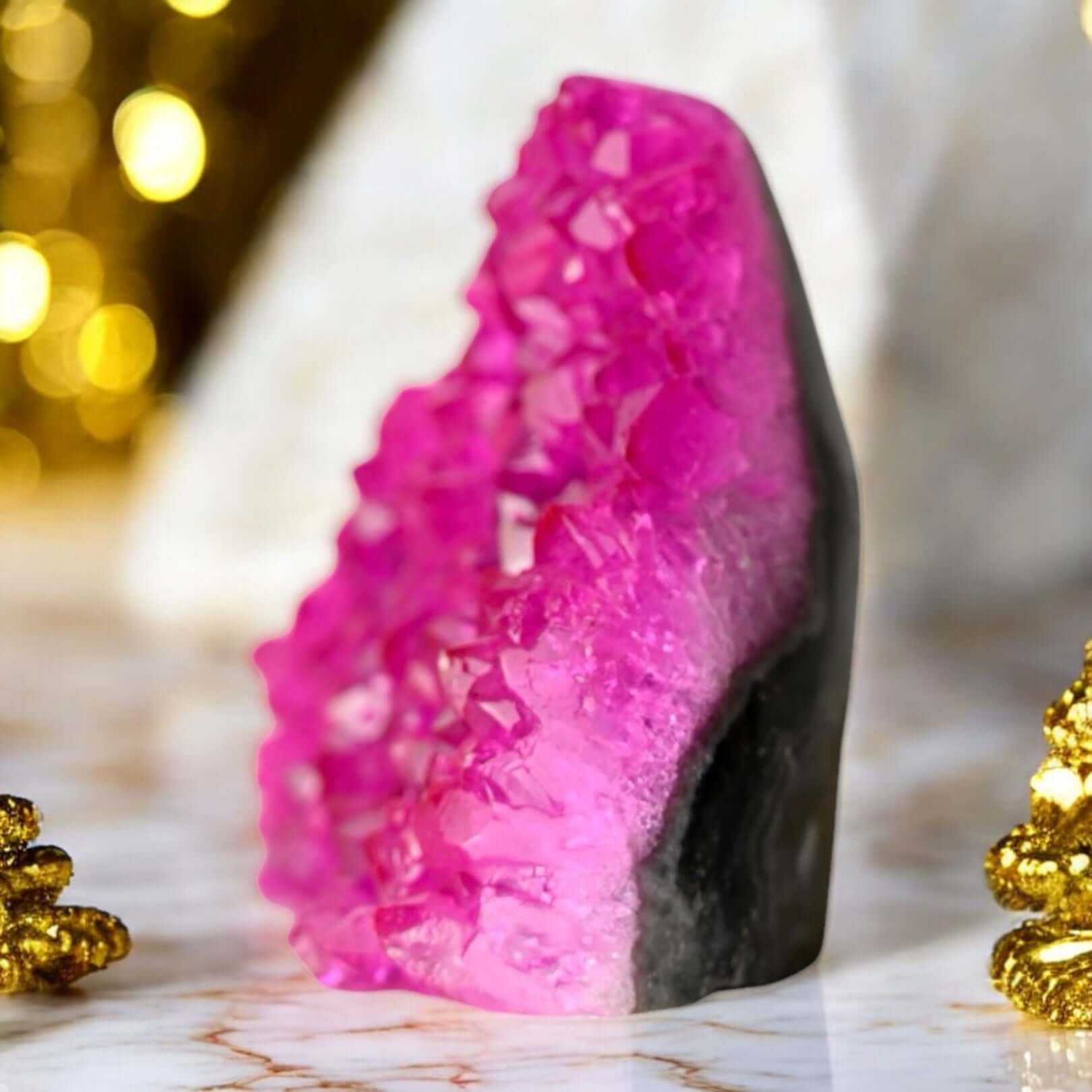 Strahlende pinke Amethystdruse – Kristallschimmer als dekorativer Akzent