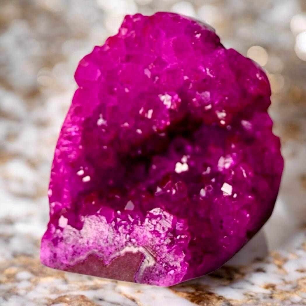 Leuchtende pinke Amethystdruse – Farbspiel für dein Zuhause