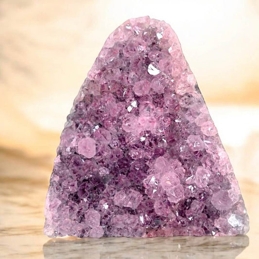 Zart funkelnde rosa Amethystdruse – Strahlendes Wohnhighlight