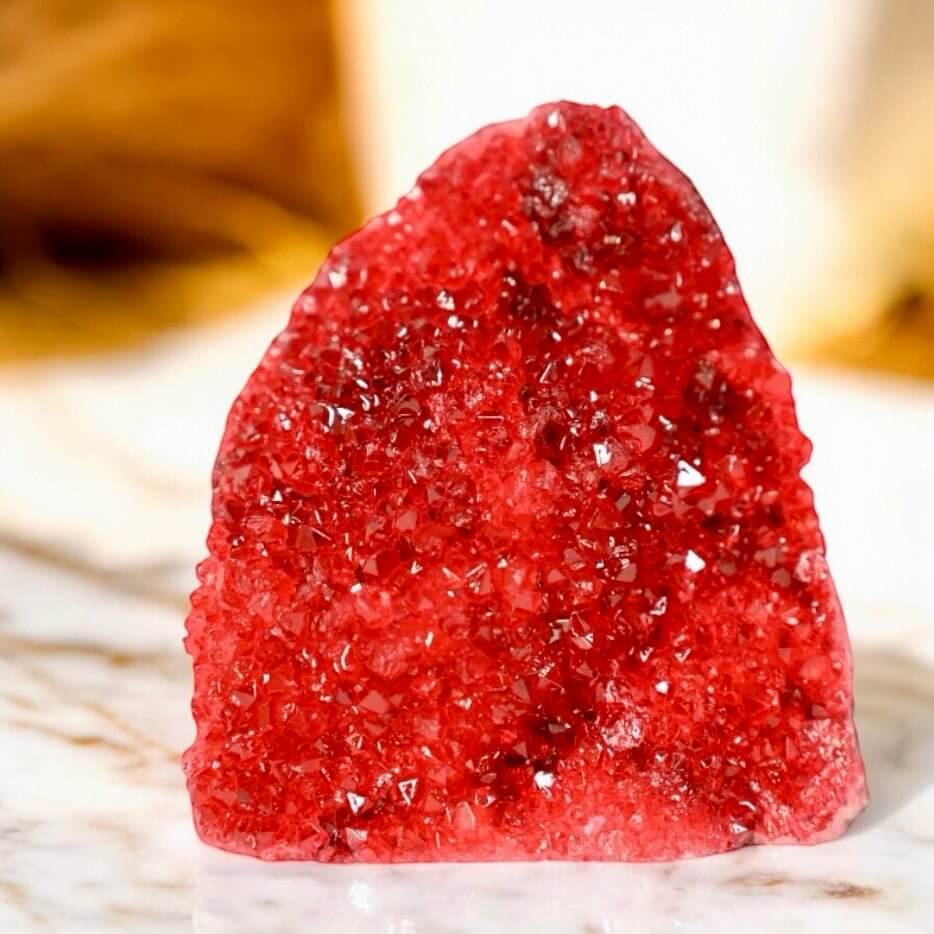 Rote Amethystdruse – Strahlende Kristalle als Wohnakzent