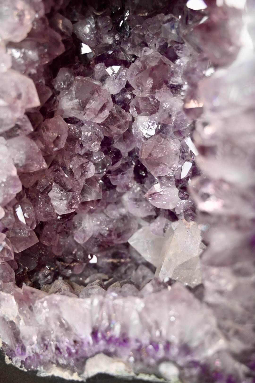 Majestätische Amethystdruse – Strahlendes Naturwunder für Wohnräume