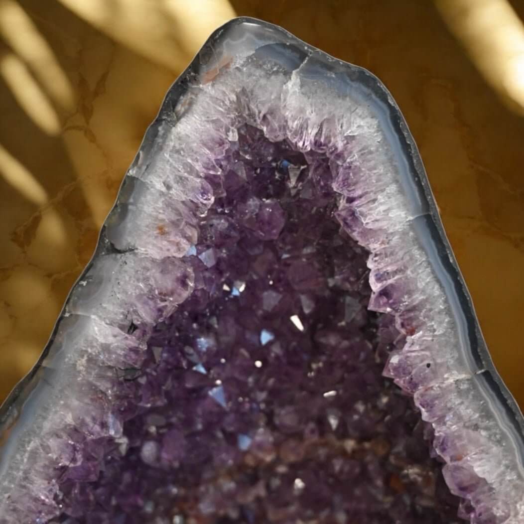 Amethystdruse als Wohnhighlight – Tiefe violette Kristalle, die Räume verzaubern