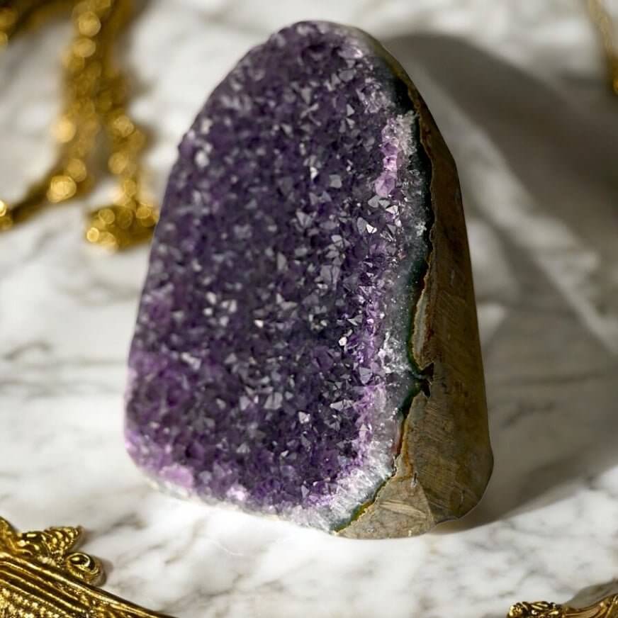 Amethystdruse mit funkelnden Spitzen – Dekoratives Highlight