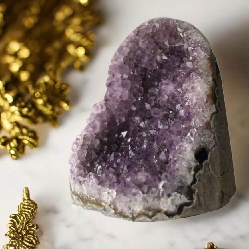 Amethystdruse mit glitzernden Spitzen – Majestätisches Naturkunstwerk