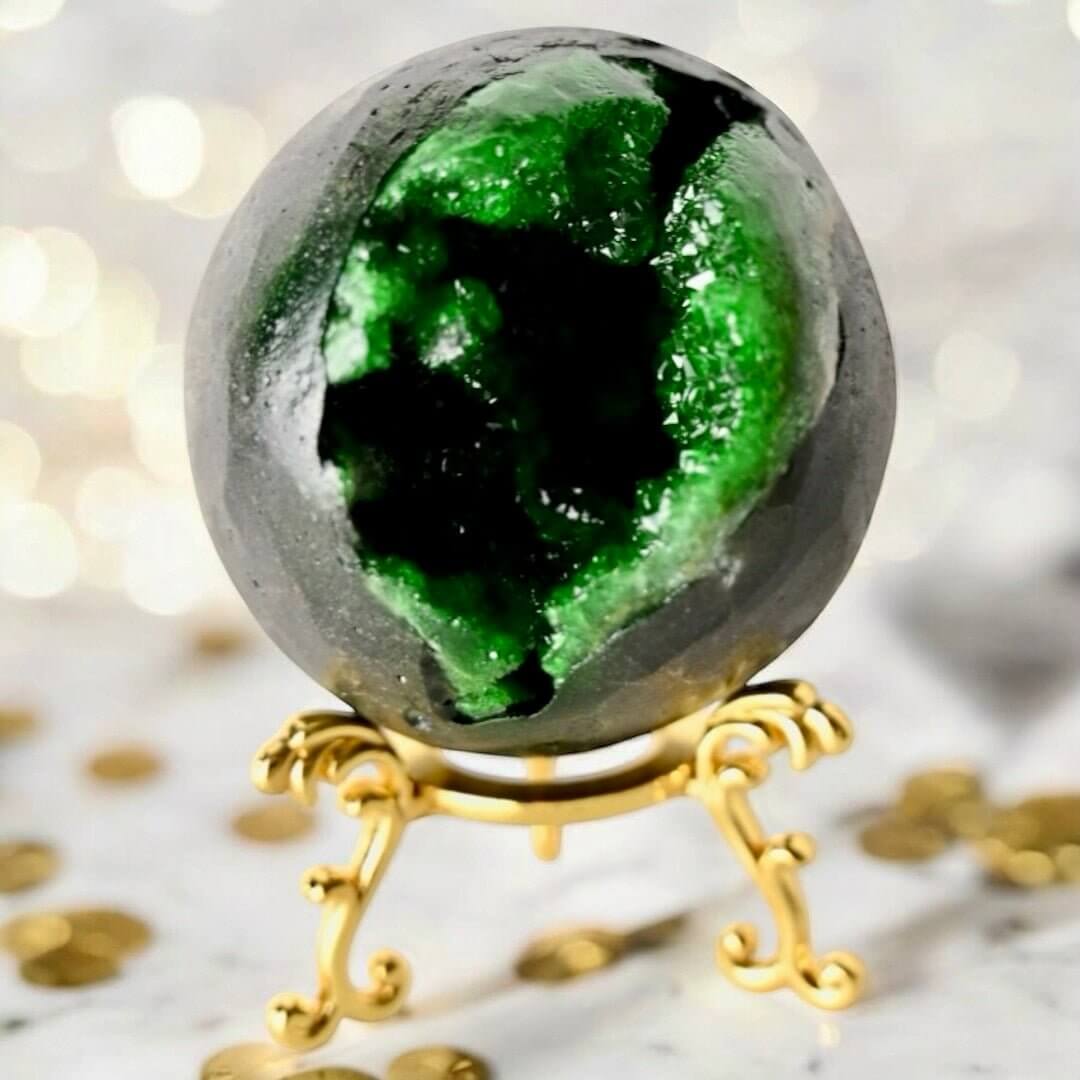 Leuchtende grüne Amethystkugel mit Druse – Strahlendes Kristallhighlight fürs Zuhause