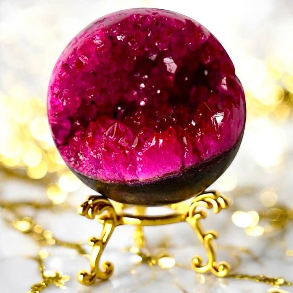 Leuchtende pinke Amethystkugel mit Druse – Strahlendes Kristallhighlight fürs Zuhause