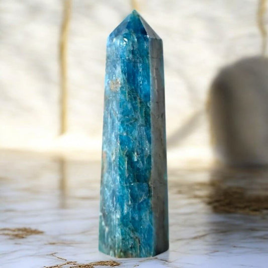Obelisk aus blauem Apatit – Stilvolles Kristallobjekt für Wohn- und Meditationsräume