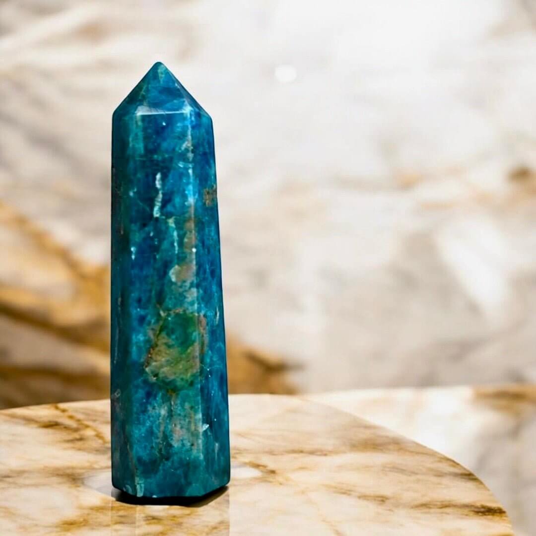 Obelisk aus blauem Apatit – Stilvolles Kristallobjekt für Wohn- und Meditationsräume