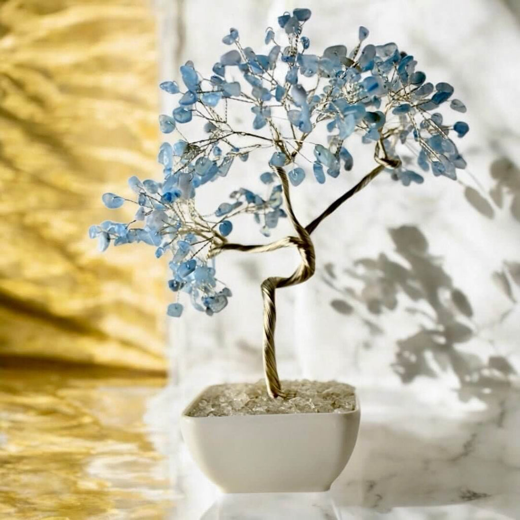 Aquamarin Baum – Stilvolles Edelsteinstück im Keramiktopf für Wohnräume
