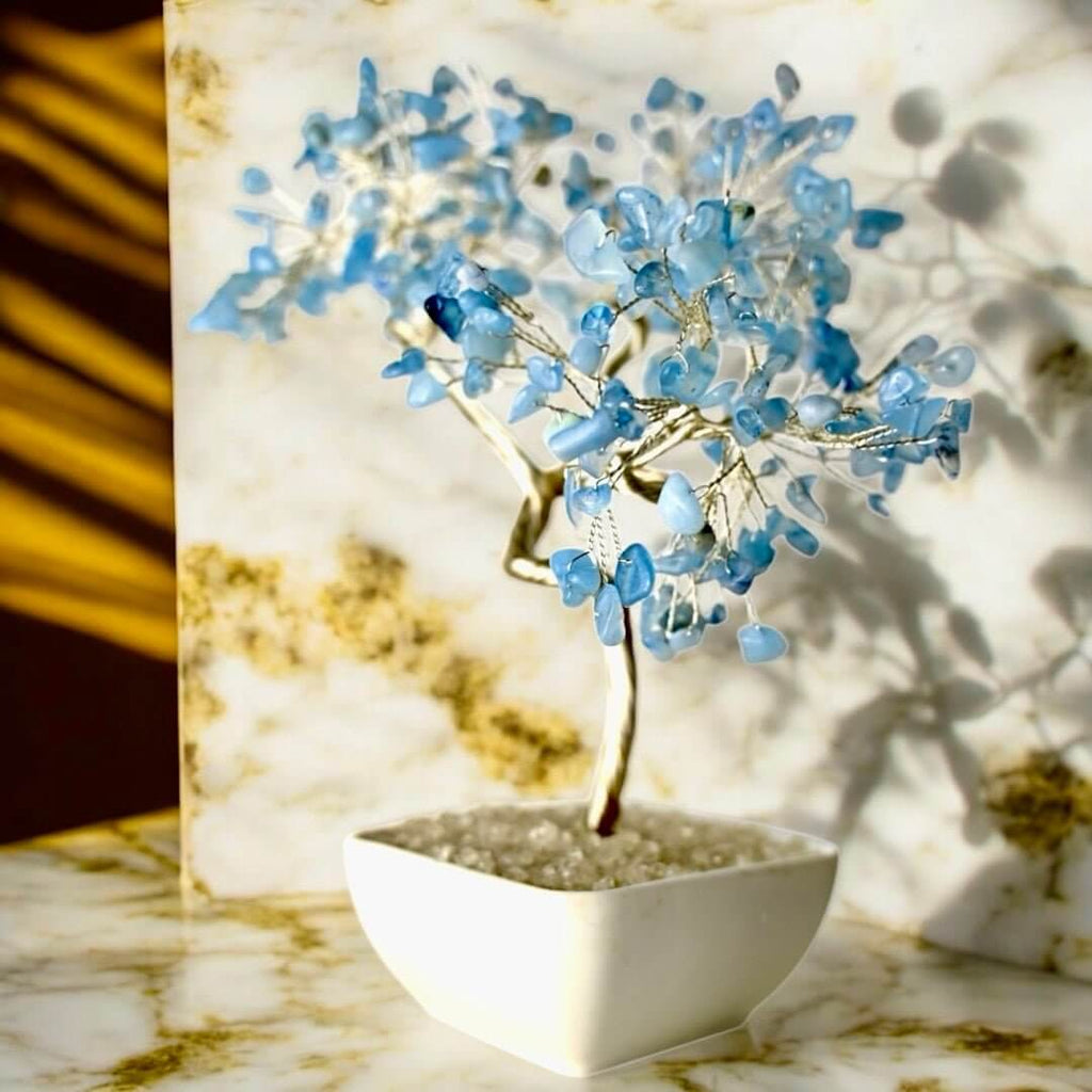 Aquamarin Baum – Stilvolles Edelsteinstück im Keramiktopf für Wohnräume
