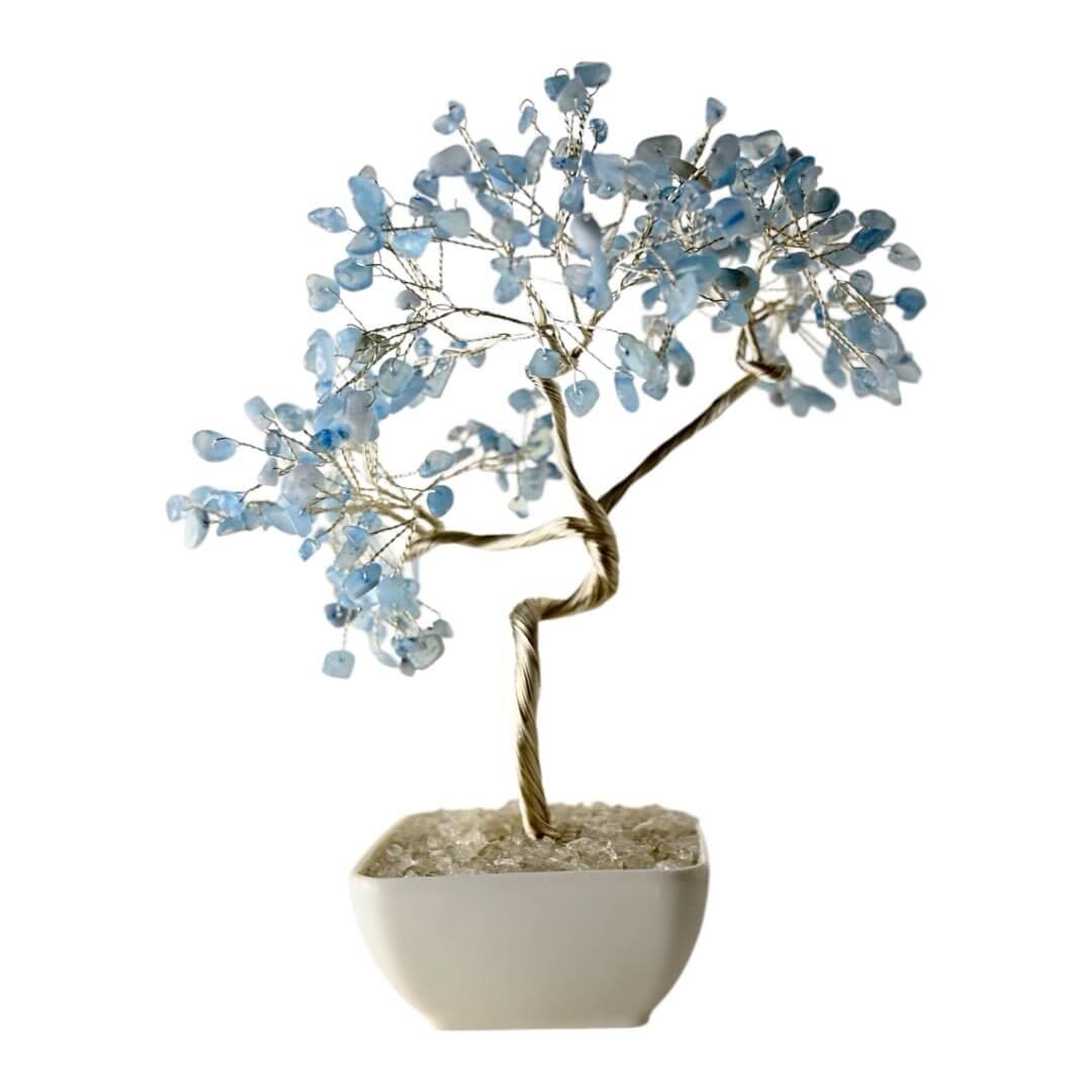 Aquamarin Baum – Stilvolles Edelsteinstück im Keramiktopf für Wohnräume