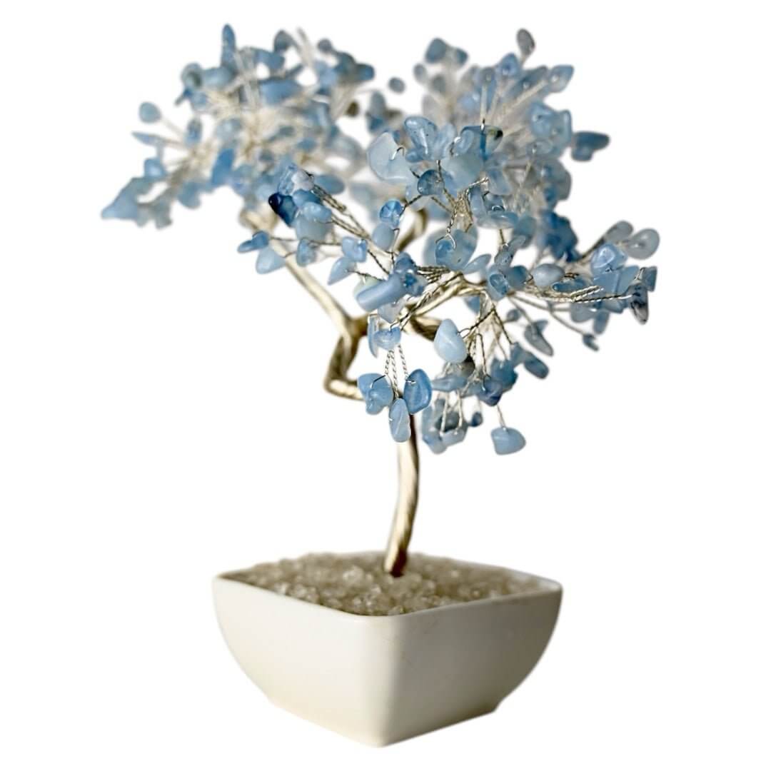 Aquamarin Baum – Stilvolles Edelsteinstück im Keramiktopf für Wohnräume