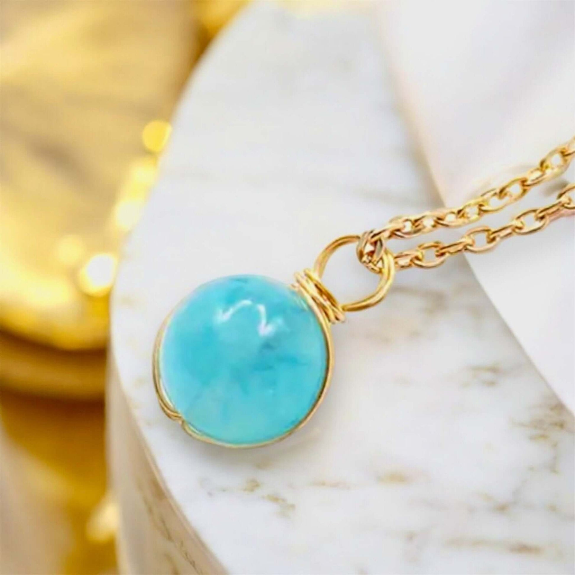 Goldene Halskette mit Edelstein-Kugel – Stilvolles Schmuckstück aus Aquamarin