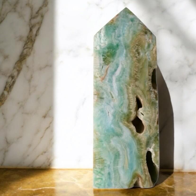 Obelisk aus naturblauem Aragonit – Stein für Klarheit und Harmonie