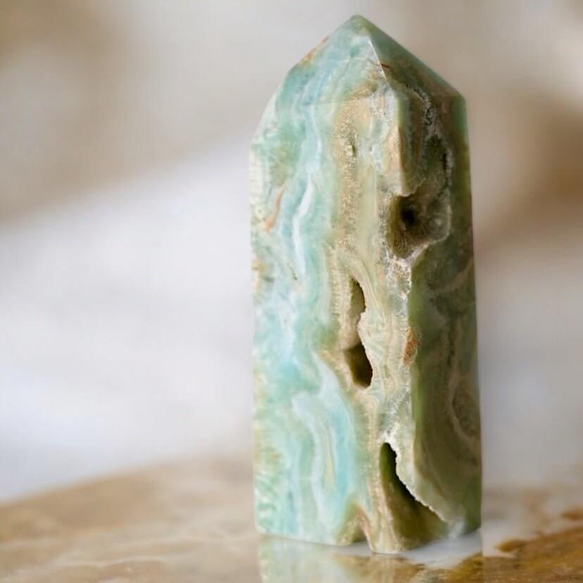 Obelisk aus naturblauem Aragonit – Stein für Klarheit und Harmonie