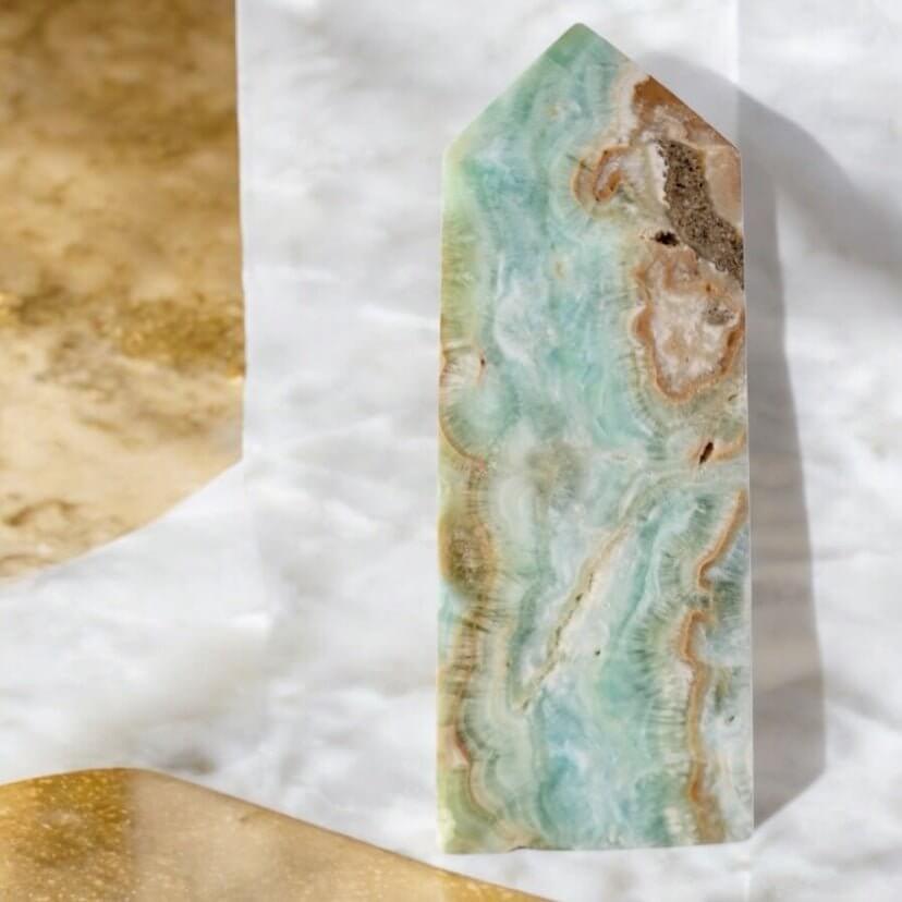 Obelisk aus naturblauem Aragonit – Stein für Klarheit und Harmonie