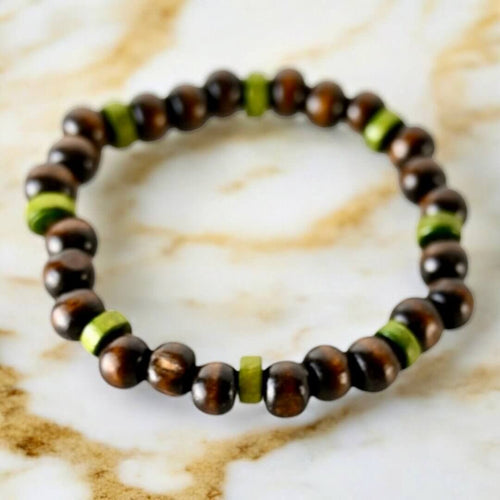 Elastisches Armband mit dunkelbraunen und grünen Holzperlen