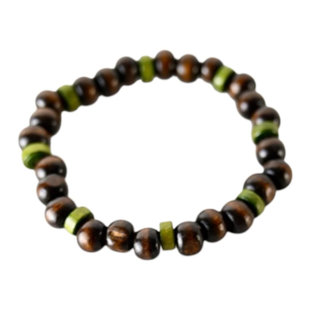 Elastisches Armband mit dunkelbraunen und grünen Holzperlen