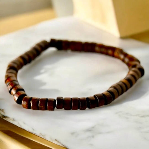 Elastisches Armband mit dunkelbraunen Holzscheiben