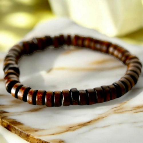 Elastisches Armband mit dunkelbraunen Holzscheiben