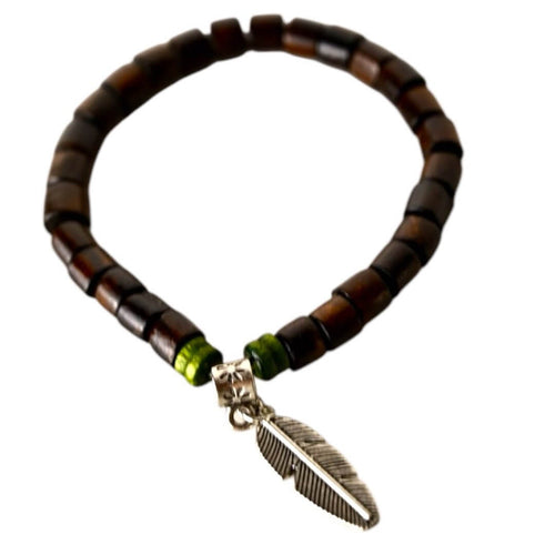 Elastisches Armband mit dunklen Holzperlen und Feder