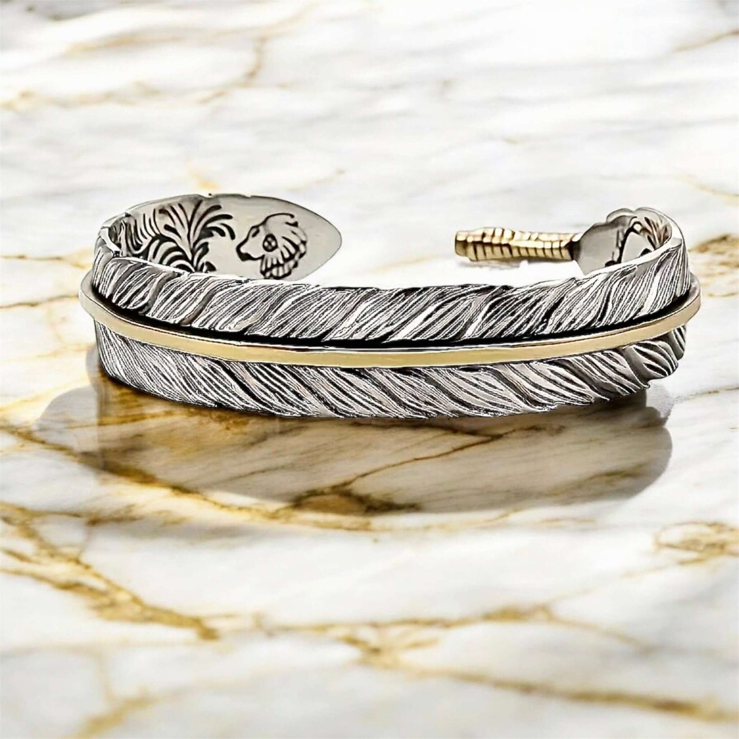 Offenes Armband „Feder“ – Stärke und Erdung in edler Form