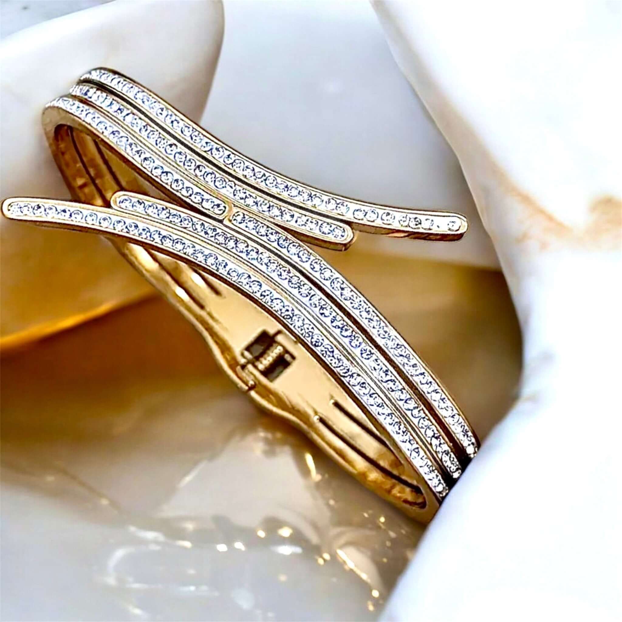 Offenes geschwungenes Armband Gold – Eleganter Schwung für stilvolle Akzente