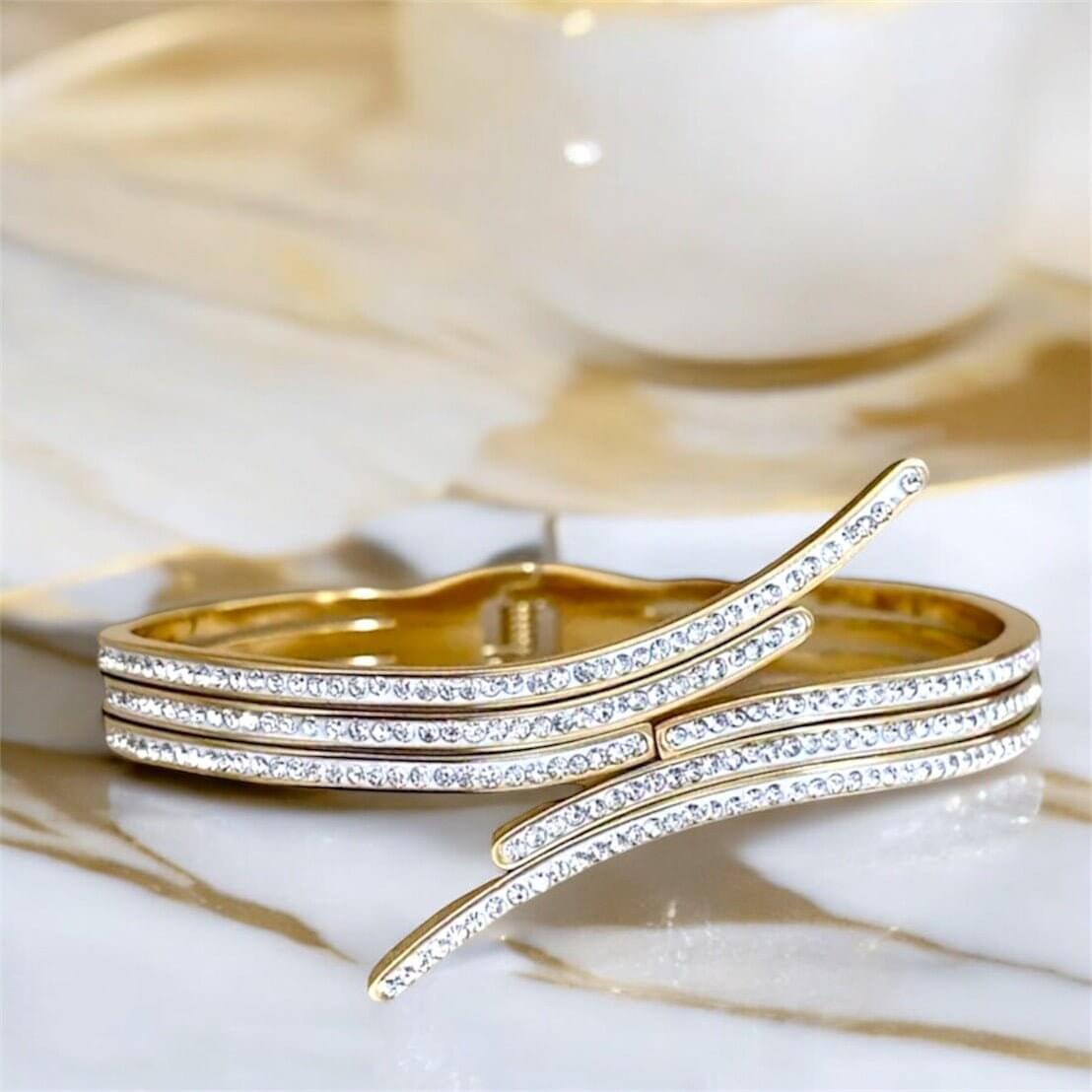 Offenes geschwungenes Armband Gold – Eleganter Schwung für stilvolle Akzente