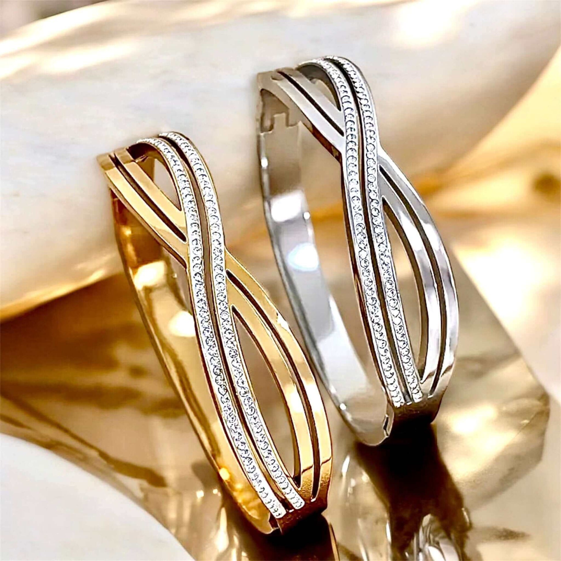Funkelndes geflochtenes Armband in Gold