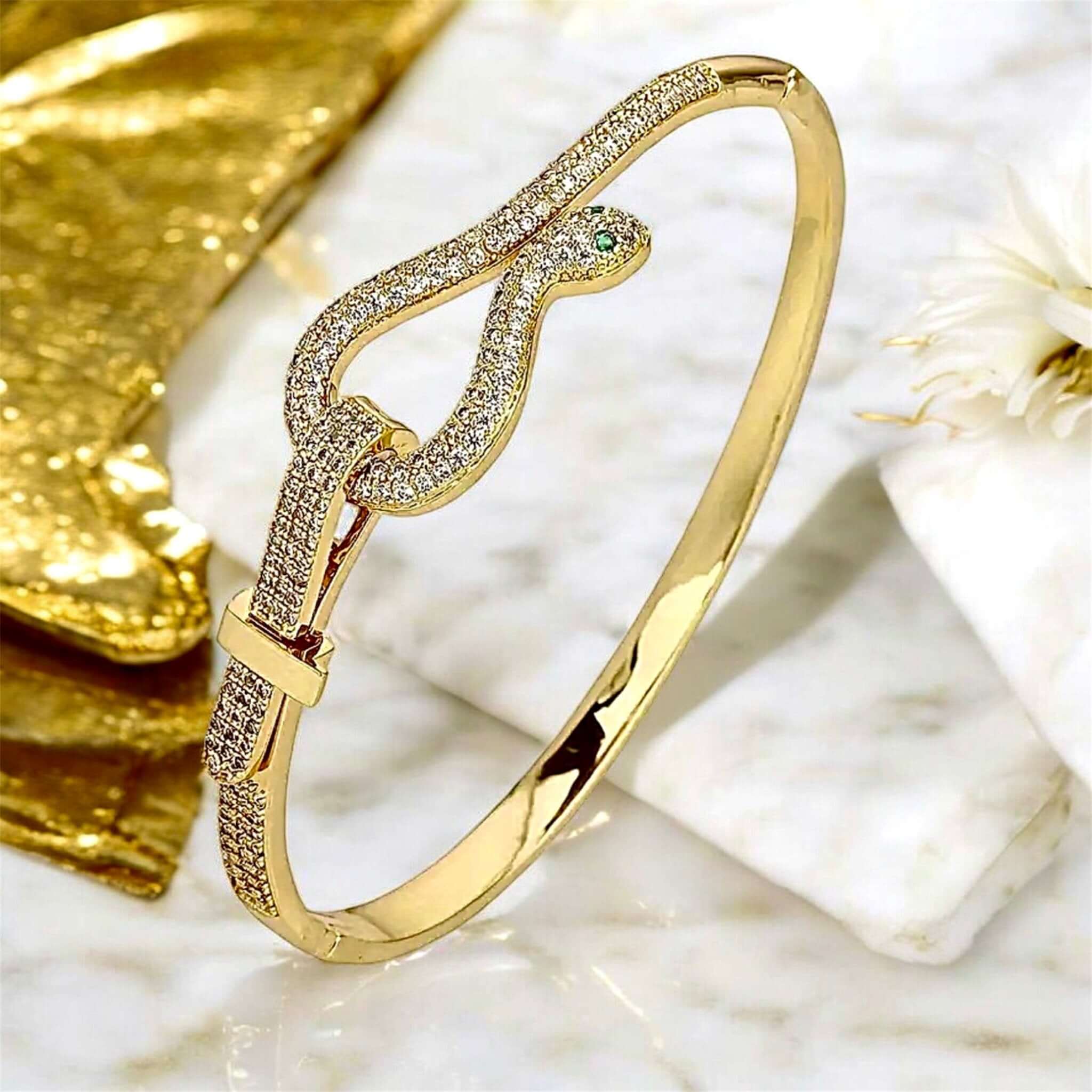 Funkelndes Goldarmband mit funkelnder Schlange