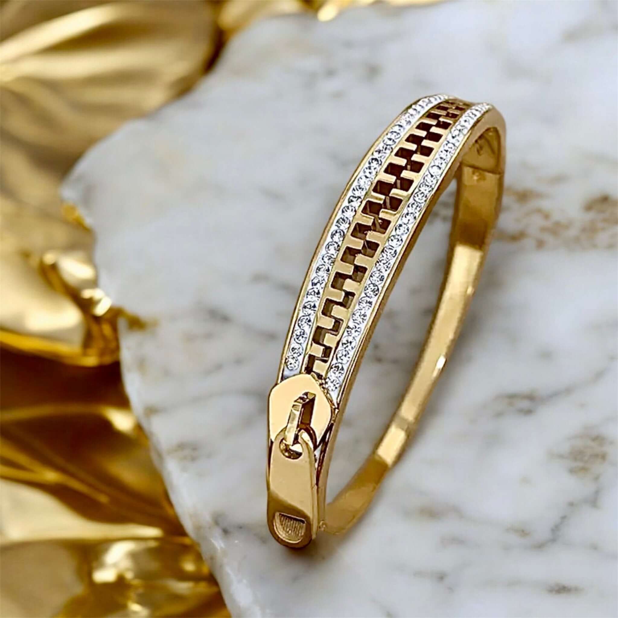 Armband in Gold mit funkelndem „Reißverschluss“ – Ausdrucksstarkes Accessoire für besonderen Glanz