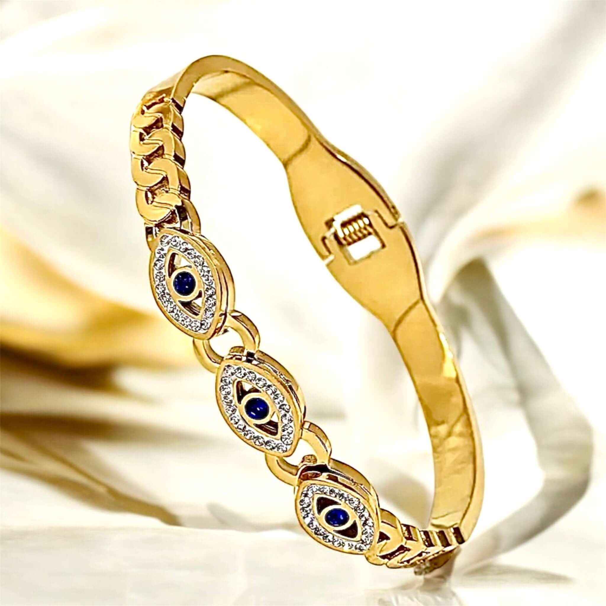 Armband in Gold mit funkelnden Augenmotiven – Ausdrucksstark und elegant