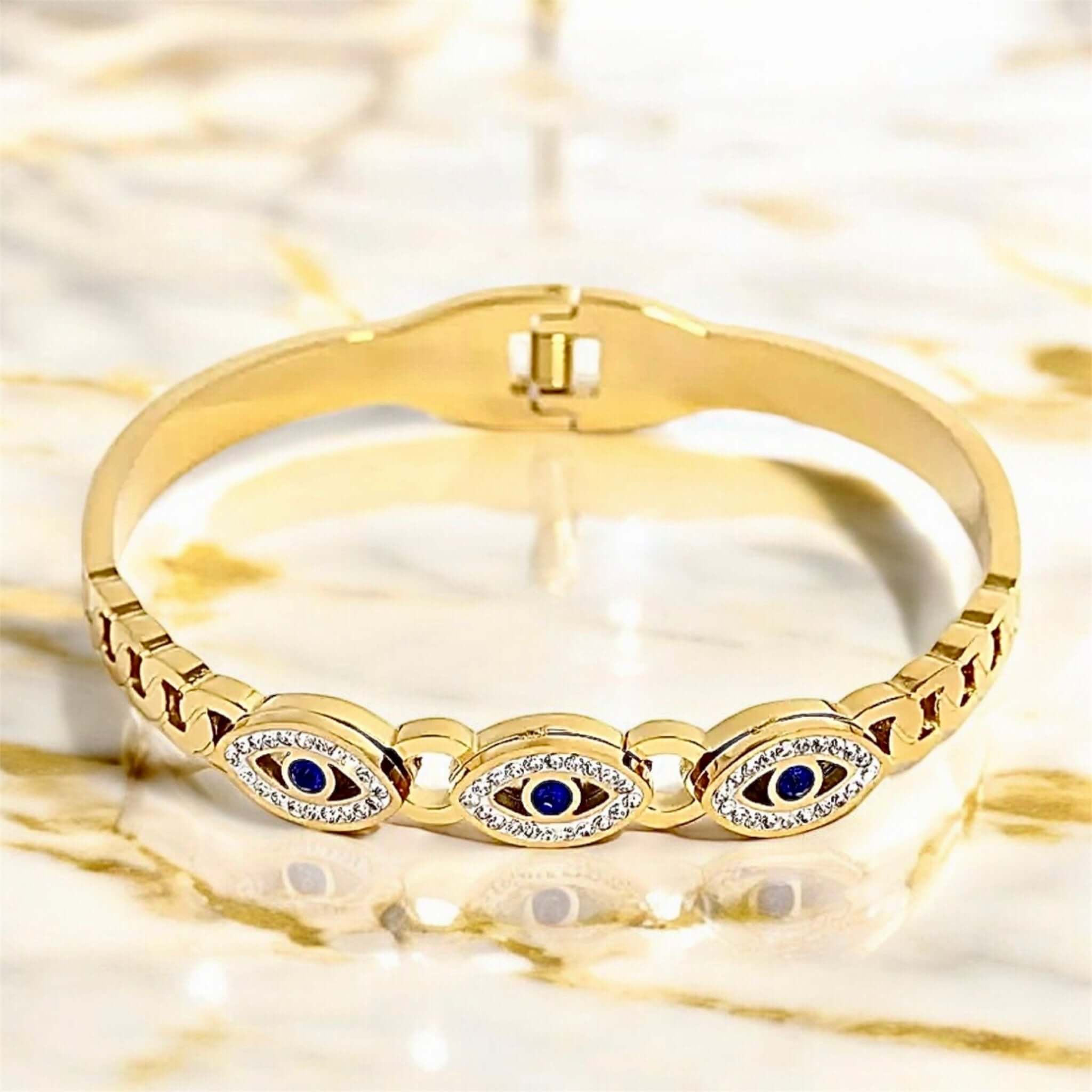 Armband in Gold mit funkelnden Augenmotiven – Ausdrucksstark und elegant