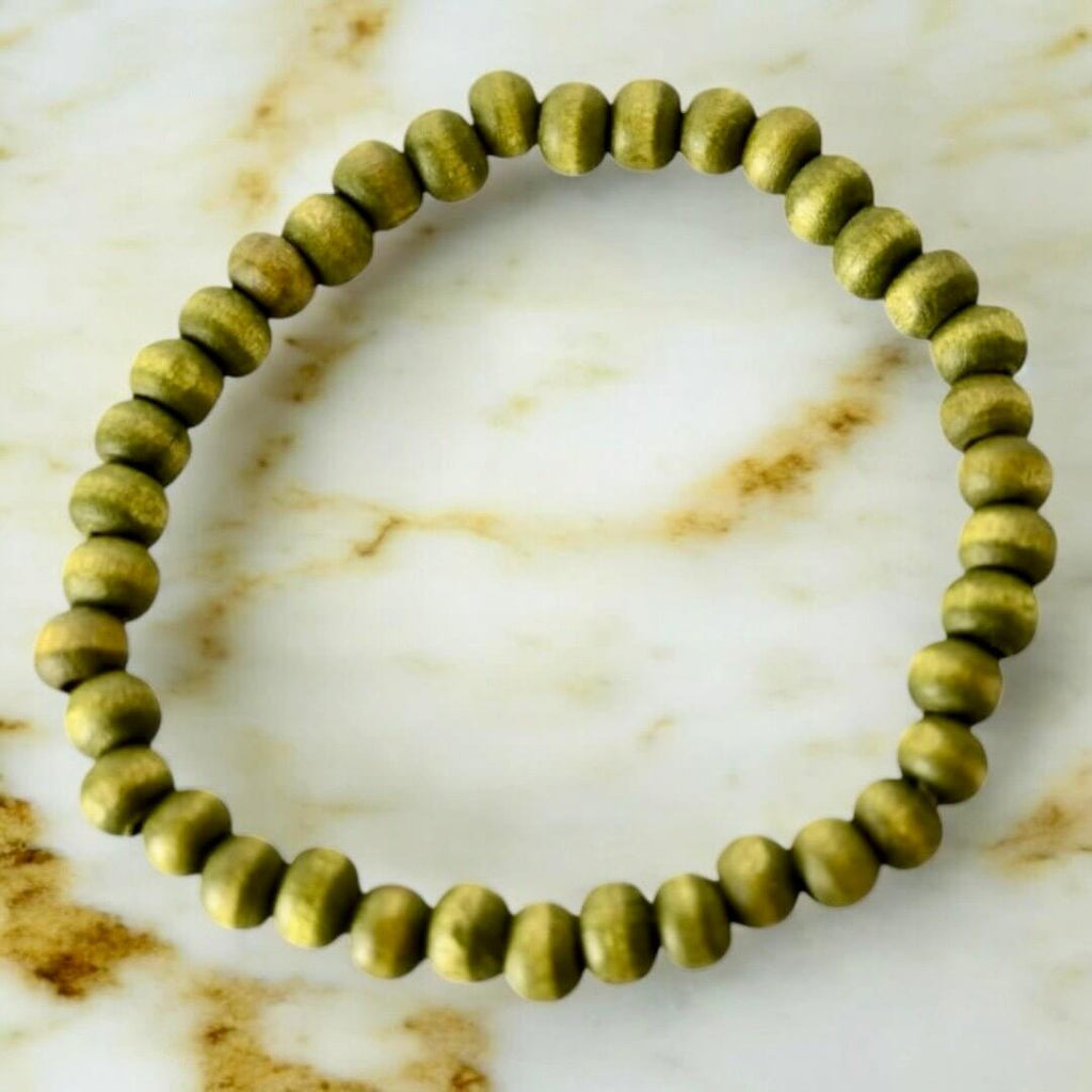 Elastisches Armband mit grünen Holzperlen