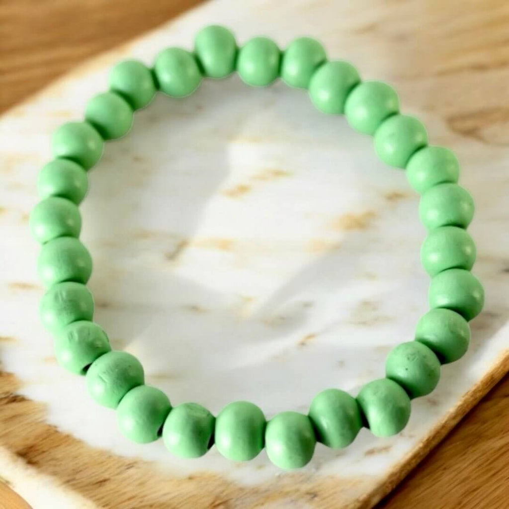 Elastisches Armband mit grünen Holzperlen
